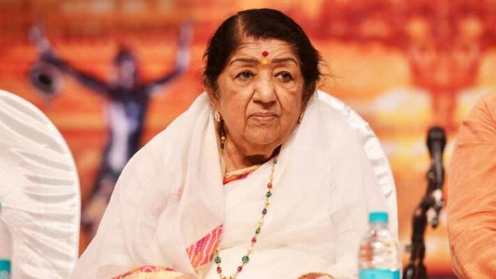 ayushmann khurrana pleased after seeing lata mangeshkar ayushmann khurrana pleased after seeing lata mangeshkar