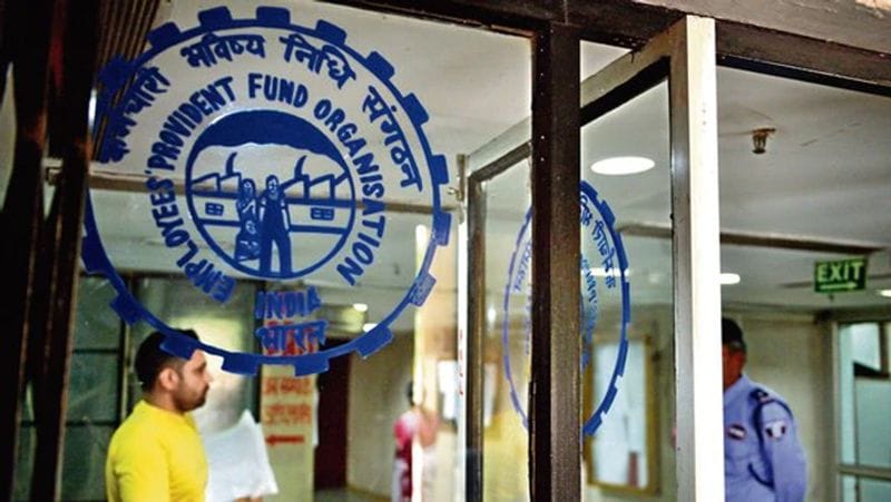 पीएफ में बढ़ेगा कॉन्ट्रिब्यूशन: अगर कंपनी आपकी रिक्वेस्ट मान लेती है, तो पीएफ अकाउंट में हर महीने जाने वाला आपका कंट्रीब्यूशन बढ़ जाएगा। इससे रिटायरमेंट पर आपके पीएफ का पैसा डबल या इससे भी ज्यादा हो जाएगा। इस बार ईपीएफ पर 8।50 फीसदी ब्याज की सिफारिश की है। मौजूदा समय में सरकारी स्कीम में यह सबसे बेहतर ब्याज है। ऐसे में अपना पीएफ कंट्रीब्यूशन बढ़ाकर पीएफ पर ज्यादा ब्याज का फायदा भी उठा सकते हैं।