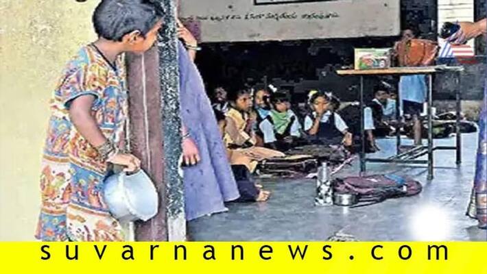 A Girl waiting for leftover food gets admission in hyderabad photo goes viral A Girl waiting for leftover food gets admission in hyderabad photo goes viral