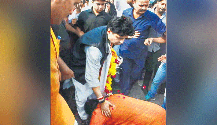 mp cabinet minister pradyuman singh tomar touched jyotiraditya scindia feet in gwalior madhya pradesh gwalior mp cabinet minister pradyuman singh tomar touched jyotiraditya scindia feet in gwalior madhya pradesh gwalior
