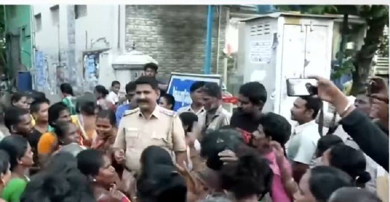 women protested against transfer of police inspector