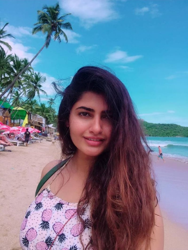 கடல் அழகா? நான் அழகா?
