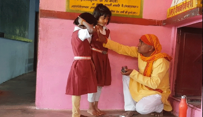 teacher worships gril students daily in katni mp teacher worships gril students daily in katni mp