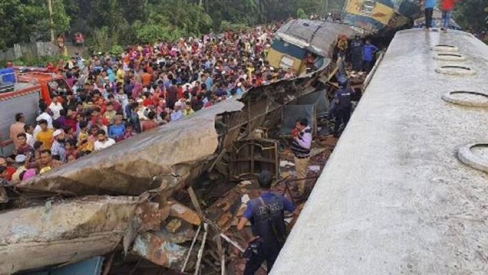 Strong collision in two trains face to face, 16 people died Strong collision in two trains face to face, 16 people died