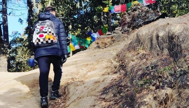 যাবতক হ্যায় জান ছবিতে অনুষ্কা ছিলেন ছিলেন সাংবাদিক ভুমিকায়। প্রাণ চঞ্চল আকিরা সেনা ছাউনিতে গিয়ে ঝড় তুলেছিলেন। এবারের ভুটান সফরেও যেন সেই অনুষ্কাকেই পাওয়া গেল। বলিউডি পরিচয় ছেড়ে বিরাটের স্ত্রী শুধু মাত্র একজন ট্রেকার, যে পাহাড় ঘুড়তে ভালবাসে।