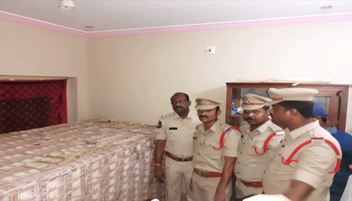 old 500 and 1000 notes caught in khammam