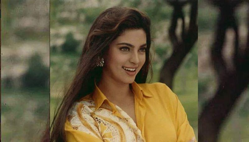 আশি ও নব্বইয়ের দশকে হিন্দি ছবির গুরুত্বপূর্ণ একটি ট্রেন্ড ছিল বৃষ্টিস্নাত নাচ। সেই নাচের তালিকায় বলিউডের টপমোস্টরা সকলেই গা ভাঁসিয়েছেন। বলিউডের চাঁদনি থেকে, কাজল, রানি মুখার্জি, করিশ্মা কাপুর, রবিনা টন্ডন সকলেই সেই ট্রেন্ডে বাজিমাত করেছেন। সেখানেও অনেকটা পিছিয়ে ছিলেন বলি সুন্দরী জুহি।