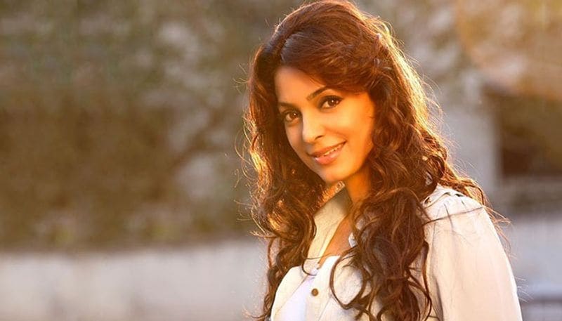 শোনা গিয়েছে আবারও ঋষি কাপুরের বিপরীতে দীর্ঘ ২৩ বছর স্ক্রীন শেয়ার করবেন জুহি। শেষ দারার ছবিতে একসঙ্গে জুটি হিসেবে কাজ করেছিলেন ঋষি ও জুহি। খুব শীঘ্রই নাকি শুরু হবে এই ছবির শ্যুটিং। তাই ভক্তজনের অপেক্ষা আবার কবে প্রাণবন্ত এই অভিনেত্রীর কাজ দেখার সুযোগ পাবেন ভক্তরা।