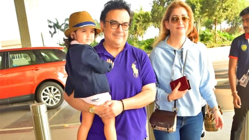 Malaika Arora Selfie with an Oldman in mumbai