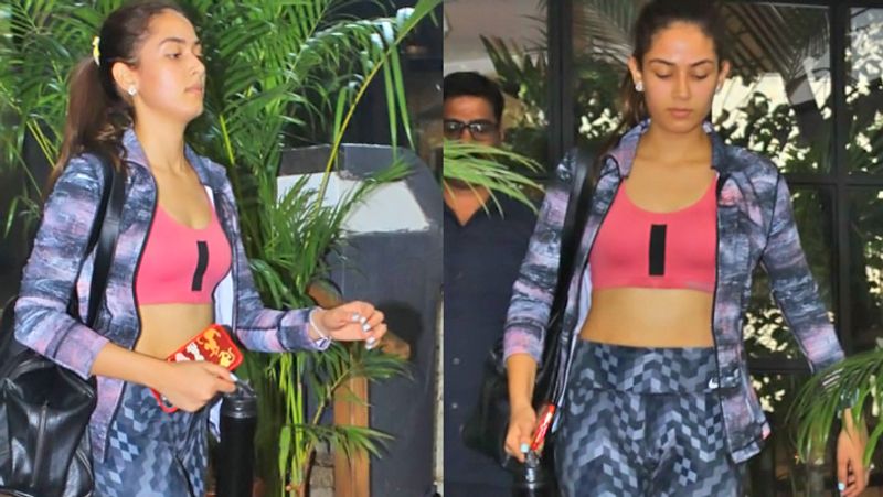 Malaika Arora Selfie with an Oldman in mumbai