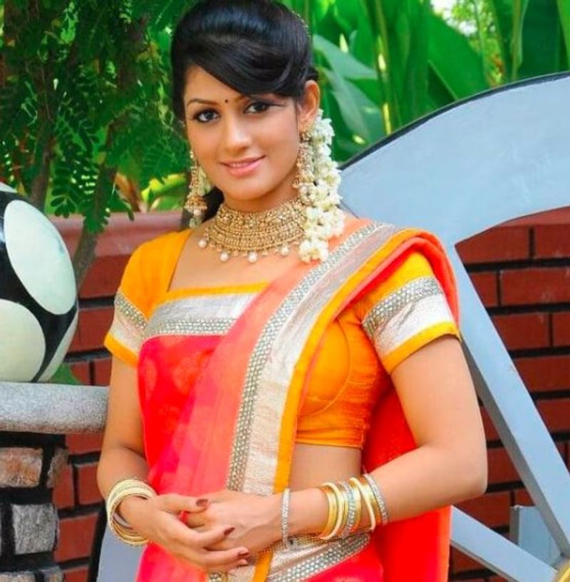 ஆரஞ்சு நிற புடவையில் அசத்தல்