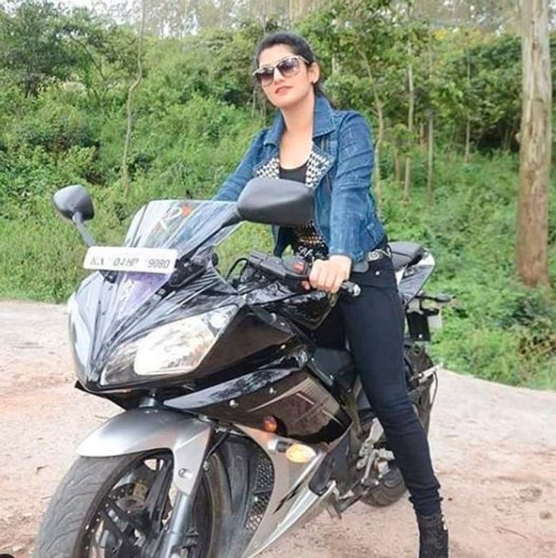 பைக்கில் அமர்ந்தபடி கெத்து காட்டும் ராதிகா