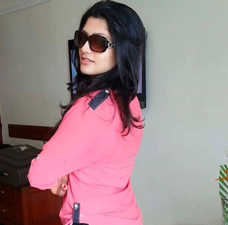 பிங்க் நிற ஷர்ட்டில் பளீச்