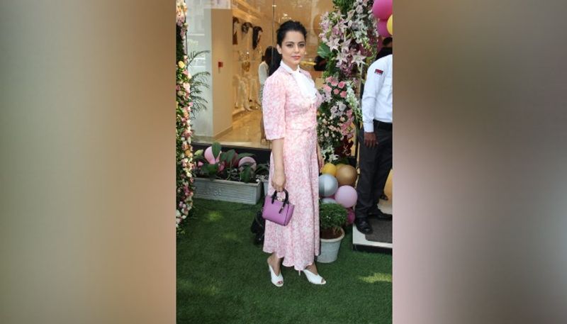 লুক থেকে মেকআপ, বরাবরই ভারসাম্য বজায় রেখেই তা তুলে ধরার চেষ্টা করেন কঙ্গনা। কখনও স্নিগ্ধ লুকে, কখনও আবার ধরা দেন তিনি বোল্ড লুকে।