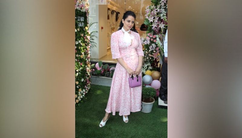 বেশ কয়েকটি ছবির কাজ নিয়ে এখন বেজায় ব্যস্ত অভিনেত্রী। তবে এখন খানিক বিরতিতে রয়েছেন কুইন। এদিন হালকা রঙ্গের পোশাক, সঙ্গে সাদা জুতো সাদা স্কার্ফেই সকলের মন জয় করলেন অভিনেত্রী।