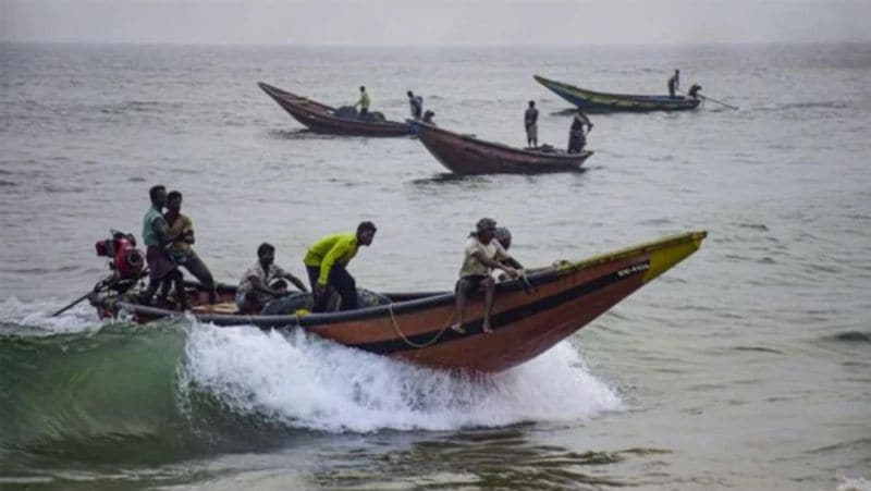 Chennai meteorology deportment alert to fisher man for speedy wind and rain