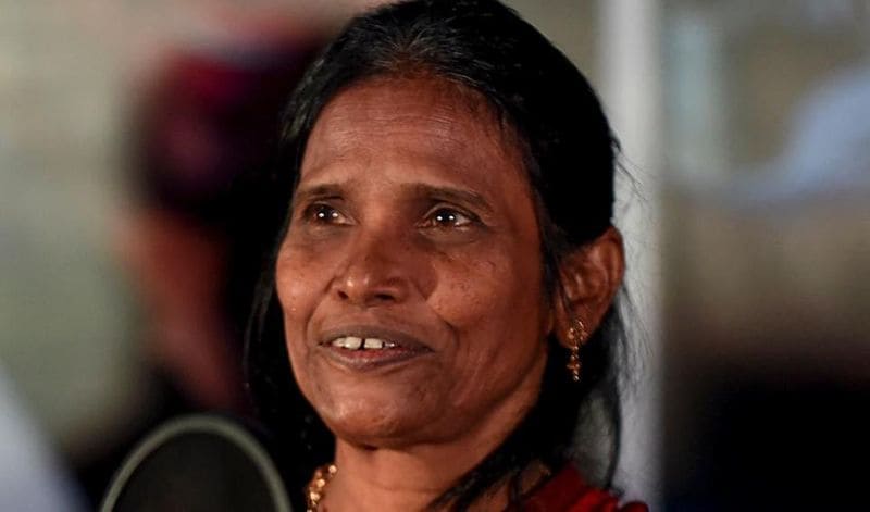 হঠাৎই যেন রূপকথার মত হাজির ২০১৯। একদিন রাণু মণ্ডলের গান হু হু করে ছড়িয়ে পড়ল নেট পাড়ায়। লতা মঙ্গেশকরের গান এক পেয়ার কা নগমা হ্যায় গেয়ে জনপ্রিয় হয়ে উঠলেন তিনি।