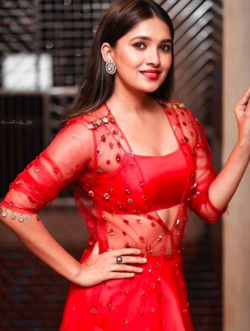 சிவப்பு நிற உடையில் செம்ம ஹாட்