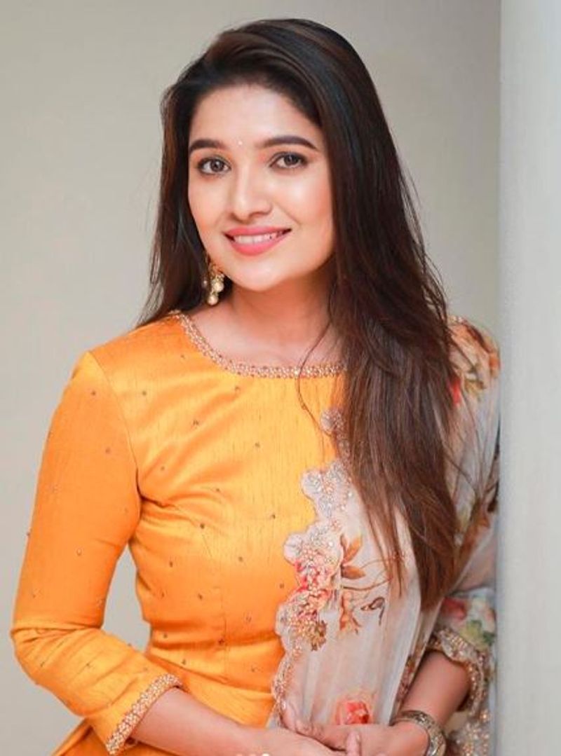 மெல்லிய சிரிப்பு கவர்ந்திழுக்கும் அழகு