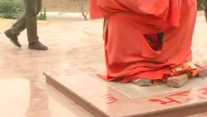 Swami Vivekananda statue defaced at JNU campus Swami Vivekananda statue defaced at JNU campus