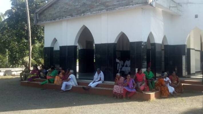 Orthodox believers tries to enter vettithara church police sent them back Orthodox believers tries to enter vettithara church police sent them back