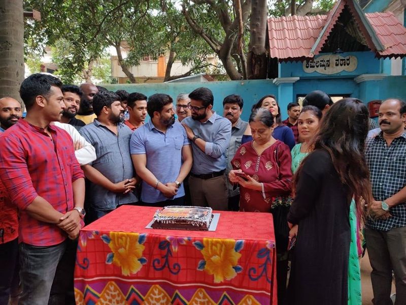 ಅನಿರುದ್ಧ್ ಸಾಲ್ಟ್- ಪೆಪ್ಪತ್ ಲುಕ್ಗೆ ಸಖತ್ ಟ್ರೆಂಡ್ ಕ್ರಿಯೆಟ್ ಮಾಡಿದೆ.