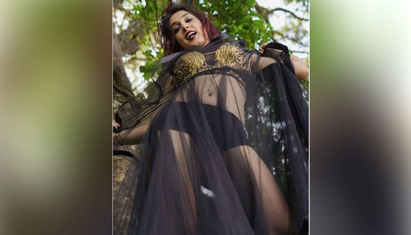 চকচকে গোল্ডেন রঙের বিকিনি , কালো রঙের শর্টস, তার উপর নেটের একটি লং স্কার্ট পরেছেন ইরা। নেটের ভিতর দিয়ে কালো রঙের অন্তর্বাস যেন উঁকি দিচ্ছে। নিজের ইনস্টাগ্রামে হট লুকের বিভিন্ন ছবি শেয়ার করেছেন ইরা।