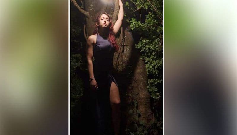 গাছের মগডালে হাত রেখে নীল পোশাকে অনন্য ভঙ্গিতে এই ছবিও নজর কেড়েছে ভক্তদের। প্রথাগত ছক থেকে বেরিয়ে নিজেকে অন্য ভাবে দর্শকদের সামনে তুল ধরলেন ইরা খান।