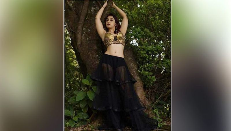 ছবির পাশাপাশি নাট্য পরিচালনাও করছেন আমির কন্যা। চলতি বছরের ডিসেম্বরেই তার একটি নাটর মঞ্চস্থ হতে চলেছে।সূত্র থেকে জানা গেছে প্রাক্তন ক্রিকেটার যুবরাজ সিংয়ের স্ত্রীকে অভিনয় করতে দেখা যাবে।