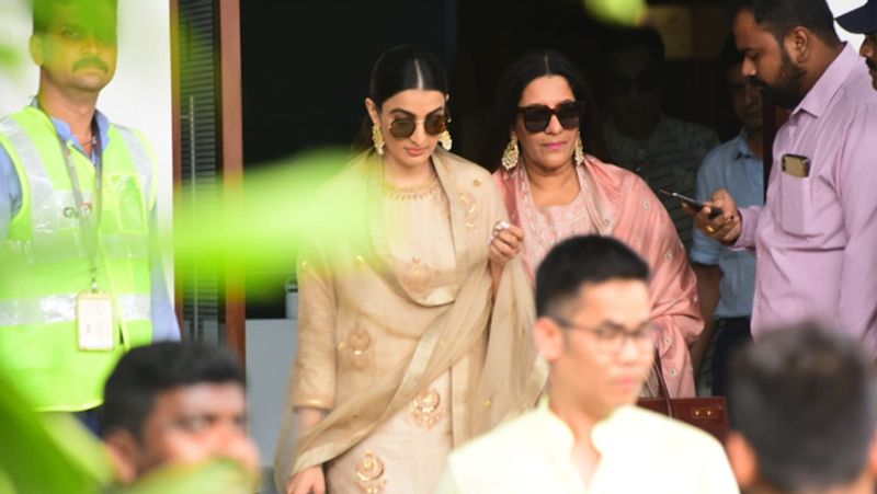 after a year of marriage Ranveer unable to remove his eyes from his wife Deepika