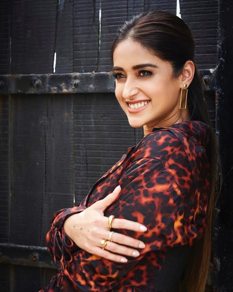 The article said that the Barfi actress didn’t step out of her car as she was without any bodyguard and had only the chauffeur with her for the company.