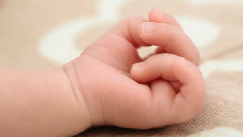 young women gave birth to baby in railway platform
