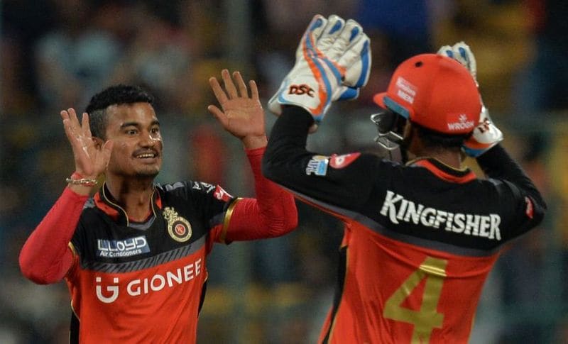 ಪವನ್ ನೇಗಿ ಕಳೆದೆರಡು ವರ್ಷಗಳಿಂದ RCB ತಂಡದಲ್ಲಿ ಸ್ಥಾನ ಪಡೆದಿದ್ದರೂ, ಸಾಧನೆ ಮಾತ್ರ ಅಕ್ಷರಶಃ ಶೂನ್ಯ. ಆದರೂ ನೇಗಿಯನ್ನು ತಂಡದಲ್ಲಿ ಉಳಿಸಿಕೊಂಡಿದ್ದು, ಅಭಿಮಾನಿಗಳ ಅಚ್ಚರಿಗೆ ಕಾರಣವಾಗಿದೆ. 2019ನೇ ಆವೃತ್ತಿಯಲ್ಲಿ 7 ಪಂದ್ಯಗಳನ್ನಾಡಿ 12 ರನ್ ಬಾರಿಸಿದ್ದರೆ, ಬೌಲಿಂಗ್’ನಲ್ಲಿ ಕಬಳಿಸಿದ್ದು ಕೇವಲ 3 ವಿಕೆಟ್’ಗಳು ಮಾತ್ರ..! ನೀವೇ ಹೇಳಿ ಈತ RCB ತಂಡಕ್ಕೆ ಅಗತ್ಯವಿತ್ತಾ..?