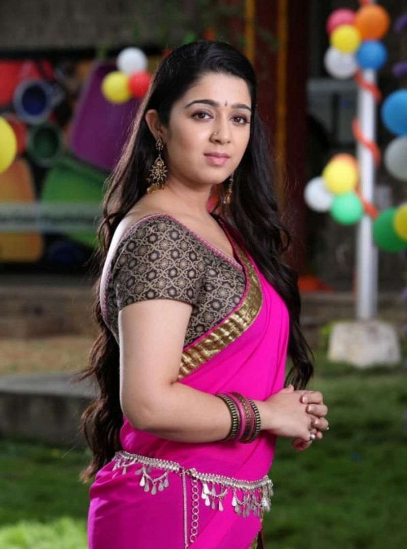 ఛార్మి : ఛార్మి 2002లో నీ తోడు కావాలి చిత్రంతో హీరోయిన్ గా పరిచయమైంది. ఆ తర్వాత ఛార్మి నటించిన శ్రీఆంజనేయం, గౌరి లాంటి చిత్రాలు నిరాశపరిచాయి. కింగ్ నాగార్జున మాస్ తో ఛార్మి తొలి హిట్ అందుకుంది.