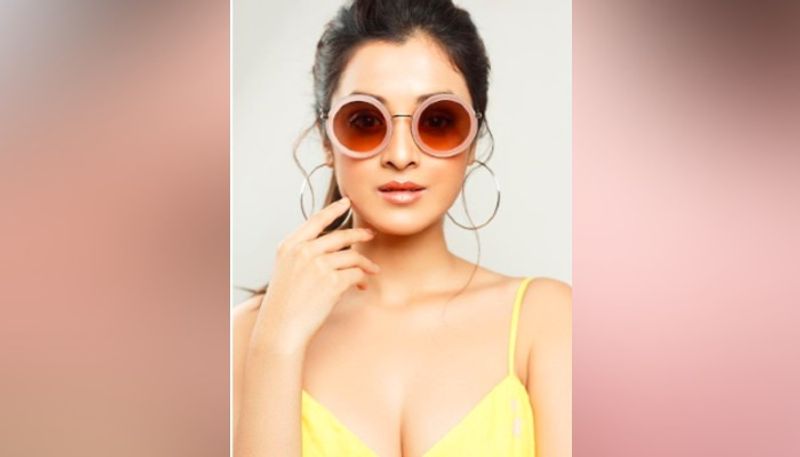 ছবিটি ২৫ তম কলকাতা চলচ্চিত্র উৎসবে দেখানো হয় অপ্রতিযোগীতামূলক বিভাগে। শর্ট ফিল্মটিতে অভিনয় করে সকলের মন জয় করে নিয়েছেন দর্শনা। সৌরভের পরিচালনায় প্রথম ছবিতেই বাজিমাত করলেন দর্শনা।