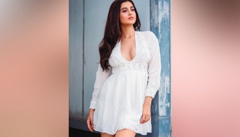 অভিনয়ের মধ্যে প্রবেশ করার ইচ্ছা টিভিসি থেকেই জাগে দর্শনার মধ্যে। তখনই তিনি প্রথম বুঝতে পারেন যে অভিনয়ের প্রতি তাঁর একটা ভালো লাগা রয়েছে। তারপরই সুযোগের অপেক্ষায় ছিলেন অভিনেত্রী।