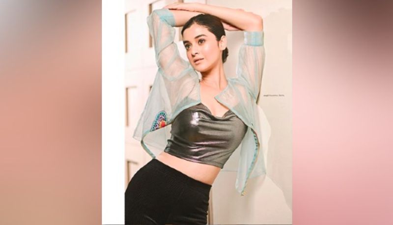 সম্প্রতি বলিউডেরও একটি ছবি করার প্রস্তাব আসে দর্শনার কাছে। তা নিয়ে বিশেষ কিছু প্রকাশ্যে না জানালেও টলি-পাড়ায় জল্পনা তুঙ্গে। তবে মডেলিং-এর জন্য বি-টাউন ইতিমধ্যেই ঘুরে এসেছেন দর্শনা।