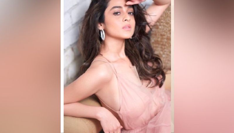 বাংলা ছবিতে কাজের সুযোগ অনেক আগেই পেয়েছিলেন দর্শনা। কিন্তু কোথাও গিয়ে সেই ছবি করা হয়ে ওঠে না পরিচালক কমলেশ্বর মুখোপাধ্যায়ের। পরবর্তীতে মুখোমুখি ছবিতে আবারও দর্শনাকে সুযোগ দিয়েছিলেন পরিচালক।
