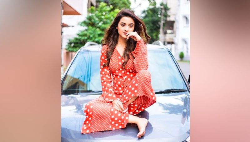 দক্ষিণভারতের ছবিতেও কাজ করেছেন দর্শনা। সেখানে কাজ করার অভিজ্ঞতাও বেশ ভালো। তেলুগু সংলাপ মুখস্থ করতে সমস্যা হলেও অভিনয়ের ক্ষেত্রে কোনও রকমের খামতি রাখতে নারাজ ছিলেন দর্শনা।