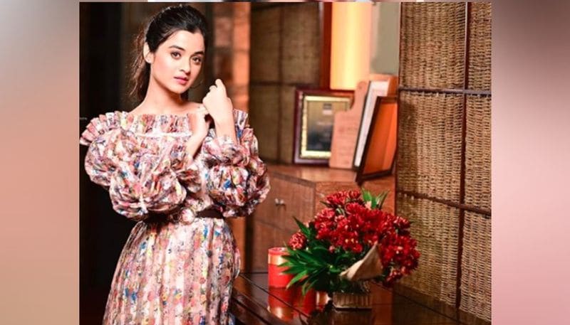 মোটের দর্শনা এখন টলিউডের অন্যতম ব্যস্ত নায়িকা। ছবি থেকে শুরু করে টেলিভিশনের একের পর এক কাজের প্রস্তাব তাঁর ঝুলিতে। যদিও তিনি মনে করেন এর থেকেও বেশি কিছু করার সুযোগ ছিল তাঁর। দর্শনার মতে - 'সবটাই ভাগ্য'।