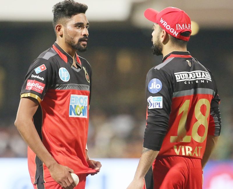 ವೇಗಿ ಮೊಹಮ್ಮದ್ ಸಿರಾಜ್ 2019ನೇ ಆವೃತ್ತಿಯಲ್ಲಿ ಸಾಕಷ್ಟು ದುಬಾರಿ ಬೌಲರ್ ಎನಿಸಿಕೊಂಡಿದ್ದರೂ, ತಂಡದಲ್ಲಿ ಸ್ಥಾನ ಗಿಟ್ಟಿಸಿಕೊಂಡಿದ್ದಾರೆ. ಕಳೆದ ಆವೃತ್ತಿಯಲ್ಲಿ 9 ಪಂದ್ಯಗಳನ್ನಾಡಿ 9.2ರ ಸರಾಸರಿಯಲ್ಲಿ ರನ್ ಬಿಟ್ಟುಕೊಟ್ಟಿದ್ದ ಸಿರಾಜ್ ಪಡೆದದ್ದು ಕೇವಲ 7 ವಿಕೆಟ್ ಮಾತ್ರ. ಹೀಗಿದ್ದರೂ ಸಿರಾಜ್ ಕೈಬಿಡದೇ ದೊಡ್ಡ ಎಡವಟ್ಟು ಮಾಡಿದೆ RCB