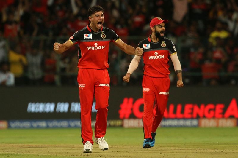 ರಾಯಲ್ ಚಾಲೆಂಜರ್ಸ್ ಬೆಂಗಳೂರು ಪರ ಸ್ಥಿರ ಬ್ಯಾಟಿಂಗ್ ಪ್ರದರ್ಶನ ನೀಡಿದವರಲ್ಲಿ ಕೊಹ್ಲಿ, ಎಬಿಡಿ ಬಿಟ್ಟರೆ ಅದು ಮಾರ್ಕಸ್ ಸ್ಟೋನಿಸ್. ಸ್ಟೋನಿಸ್ 10 ಪಂದ್ಯಗಳನ್ನಾಡಿ 52.75ರ ಸರಾಸರಿಯಲ್ಲಿ 211 ರನ್ ಬಾರಿಸಿದ್ದರು. ಬೌಲಿಂಗ್’ನಲ್ಲಿ 2 ವಿಕೆಟ್ ಪಡೆದಿದ್ದರು. ಆದರೆ ಇಂತಹ ಉಪಯುಕ್ತ ಆಟಗಾರನಿಗೆ ಗೇಟ್ ಪಾಸ್ ಸಿಕ್ಕಿದ್ದೇಕೆ ಎನ್ನುವ ಕುತೂಹಲಕ್ಕೆ ಇನ್ನೂ ಉತ್ತರ ಸಿಕ್ಕಿಲ್ಲ.