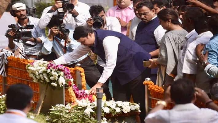 Hooting of Fadnavis who paid tribute to Balasaheb, slogans in support of Shiv Sena for CM post Hooting of Fadnavis who paid tribute to Balasaheb, slogans in support of Shiv Sena for CM post