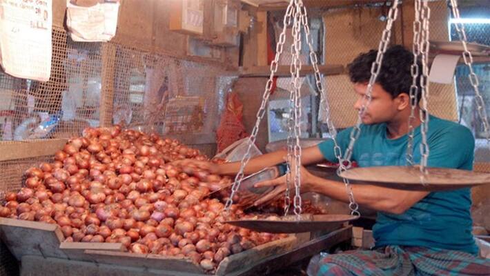 Onion tears for Karnataka as retail price hits Rs 100 a KG Onion tears for Karnataka as retail price hits Rs 100 a KG