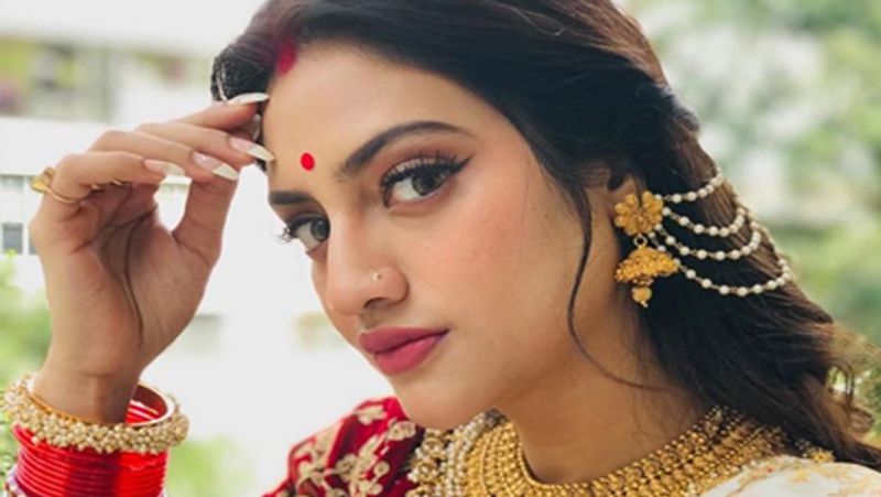 বর্তমানে হোম কোয়ারেন্টাইনে কখনও কেক বানিয়ে, কখনও পুডিং বানিয়ে, কখনও আবার সেজেগুজে ছবি, ভিডিও শেয়ার করেছেন অভিনেত্রী। হাজারো ব্যস্ততার মধ্যেও তিনি প্রায়শই টিকটকে হাজির হন।