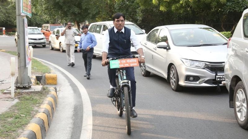 <p>সাইকেলে কেন্দ্রীয় মন্ত্রী</p>
<p>২০১৯ সালে কেন্দ্রীয় মন্ত্রী মনসুখ মাণ্ডব্য সংসদে এসেছিলেন সাইকেলে চড়ে। দিল্লির বায়ুদূষণের কথা মাথায় রেখে সাইকেল চালানোয় সাধারণ মানুষকে উৎসাহিত করার জন্যই সাইকেলে সওয়ার হন তিনি।</p>
<p> </p>