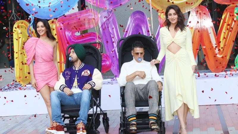 Akshay kumar be like Child in Good Newzz Trailer Launching Event And kiara Advani kareena kapoor gives pose see photos