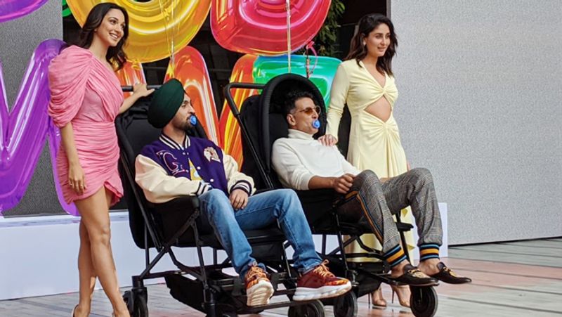 Akshay kumar be like Child in Good Newzz Trailer Launching Event And kiara Advani kareena kapoor gives pose see photos