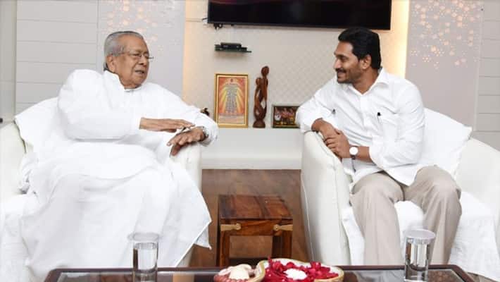 ys jaganmohan reddy meets ap governor ys jaganmohan reddy meets ap governor