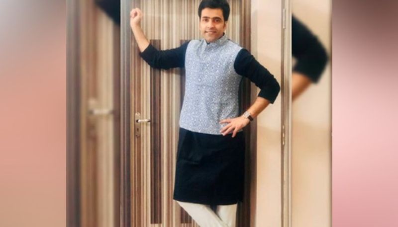 কেবল টলিউড নয়, বলিউডেও ইতিমধ্যে পা রেখেছেন আবির। তাঁর উচ্চতা কেরিয়ারের এক বড় সাফল্যও এনেদিয়েছে বলে মনে করেন আবির। টলিউডের অভিনেতাদের মধ্যে সব থেকে লম্বা আবির চট্টোপাধ্যায়।